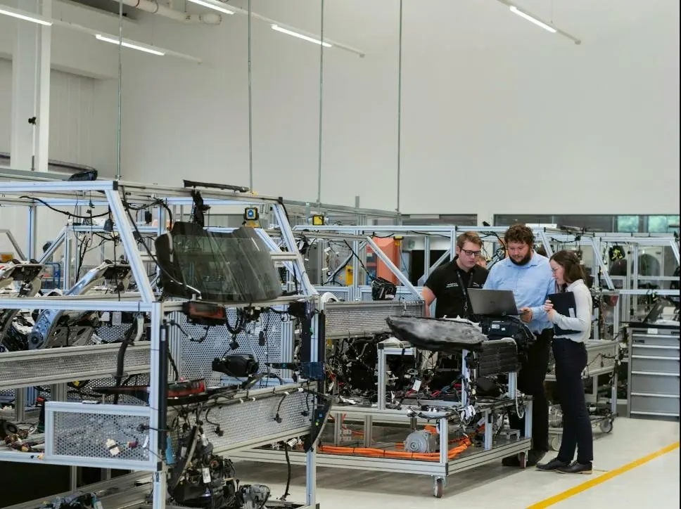 Ingenieure prüfen ein Produkt in der Fertigung